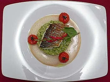 Rezept: Wolfsbarsch auf Pestorisotto an Sauce Bouillabaisse und konfierten Tomaten Wolfsbarsch auf Pestorisotto an Sauce Bouillabaisse und konfierten Tomaten - Rezept