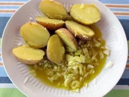 Pellkartoffeln mit Rüböl und Zwiebeln - Rezept