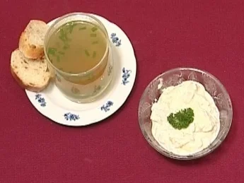 Rezept: Rinderkraftbrühe Obazda mit Brot (Franziska Traub) Rinderkraftbrühe Obazda mit Brot (Franziska Traub) - Rezept