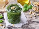 Basilikum-Pesto mit Pinienkernen und Olivenöl - Rezept - Bild Nr. 2