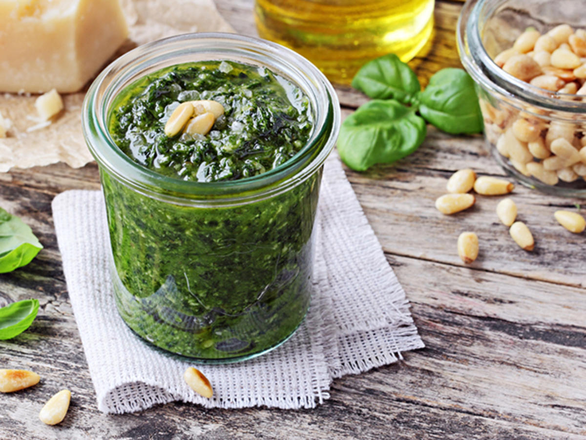 Basilikum-Pesto mit Pinienkernen und Olivenöl - Rezept - kochbar.de