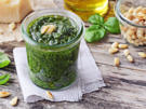 Basilikum-Pesto mit Pinienkernen und Olivenöl - Rezept - Bild Nr. 2