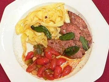 Rezept: Kalbsleber mit Salbei, frischen Bandnudeln und Balsamico-Tomaten Kalbsleber mit Salbei, frischen Bandnudeln und Balsamico-Tomaten - Rezept