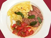 Rezept: Kalbsleber mit Salbei, frischen Bandnudeln und Balsamico-Tomaten Kalbsleber mit Salbei, frischen Bandnudeln und Balsamico-Tomaten - Rezept