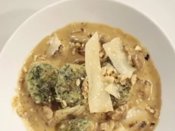 Rezept: Spinatknödel in Gorgonzola- Nuss- Soße Spinatknödel in Gorgonzola- Nuss- Soße - Rezept