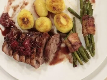 Rezept: Gänsebrustfilet an fruchtiger Kirschsoße mit Prinzessbohnen und Hoppskartoffeln Gänsebrustfilet an fruchtiger Kirschsoße mit Prinzessbohnen und Hoppskartoffeln - Rezept