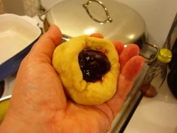 Buchteln mit Vanillesauce, so wie meine Mutti sie für uns Kinder gebacken hat. - Rezept