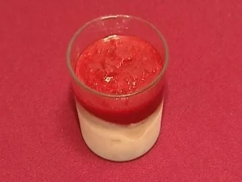 Vanilleparfait an Roter Grütze (Hendrik Martz) - Rezept