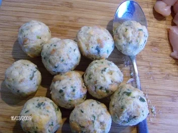 Rezept: Semmelklößchensuppe Semmelklößchensuppe - Rezept