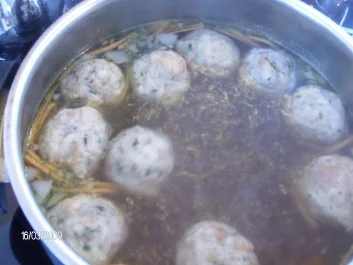 Rezept: Semmelklößchensuppe Semmelklößchensuppe - Rezept