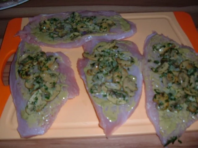 Rezept: Rouladen : Putenrouladen mit Champignon - Kräuterfüllung Bild Nr. 4 Rouladen : Putenrouladen mit Champignon - Kräuterfüllung - Rezept - Bild Nr. 4