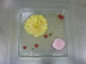 Kir Royal Sorbet auf Ananascarpaccio mit Honig-Thymian-Soße - Rezept