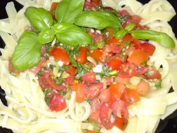 Nudeln mit Kräutertomaten - Rezept