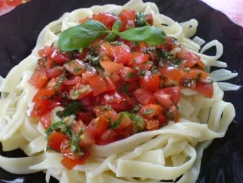 Nudeln mit Kräutertomaten - Rezept