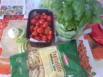 Nudeln mit Kräutertomaten - Rezept