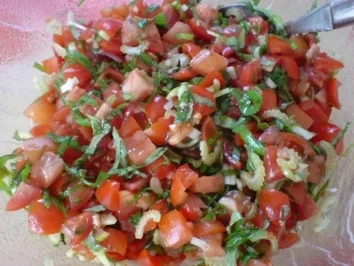 Nudeln mit Kräutertomaten - Rezept