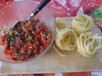 Nudeln mit Kräutertomaten - Rezept