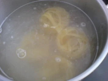 Nudeln mit Kräutertomaten - Rezept