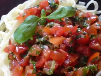 Nudeln mit Kräutertomaten - Rezept