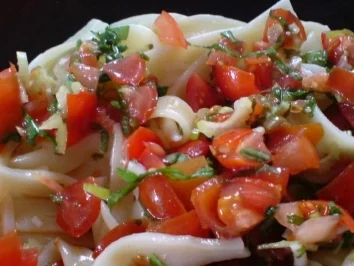 Nudeln mit Kräutertomaten - Rezept