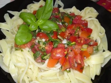 Nudeln mit Kräutertomaten - Rezept