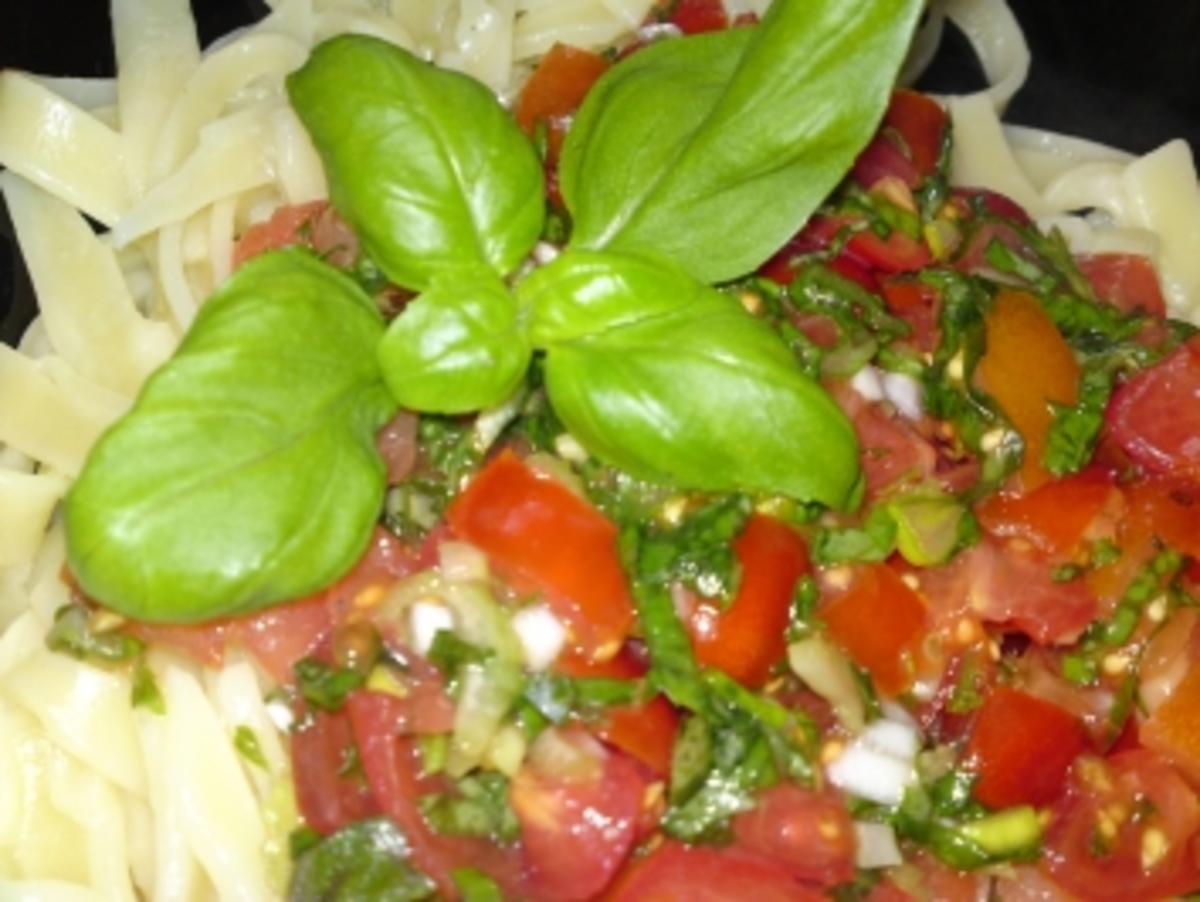 Nudeln mit Kräutertomaten - Rezept