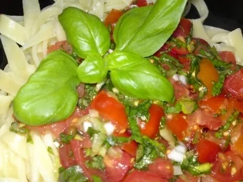 Nudeln mit Kräutertomaten - Rezept