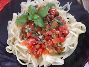 Nudeln mit Kräutertomaten - Rezept