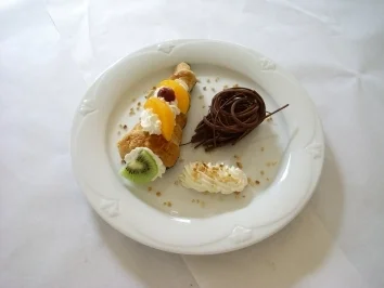 Schillerlocke mit Sahne und Obst - Rezept