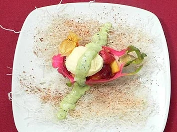 Pitahaya-Obstsalat mit Marzipan-Vanillemousse auf Glasnudeln - Rezept