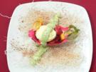 Pitahaya-Obstsalat mit Marzipan-Vanillemousse auf Glasnudeln - Rezept