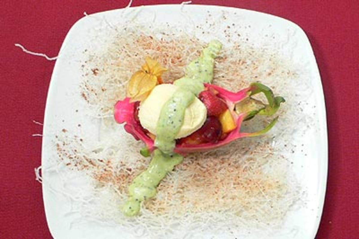 Bilder für Pitahaya-Obstsalat mit Marzipan-Vanillemousse auf Glasnudeln - Rezept