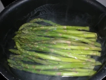 Rezept: Grünes Spargelragout mit gegrillten Kirschtomaten Bild Nr. 3 Grünes Spargelragout mit gegrillten Kirschtomaten - Rezept - Bild Nr. 3