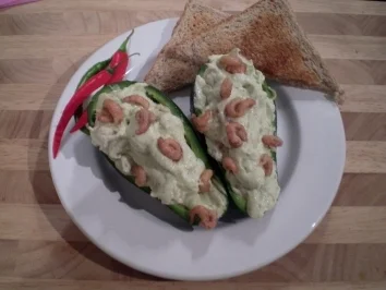 Avocado mit pikanter Krabbenfüllung - Rezept