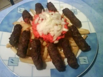 Fränkische Cevapcici mit Pommes, Zwiebeln und Aivar - Rezept