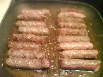 Fränkische Cevapcici mit Pommes, Zwiebeln und Aivar - Rezept