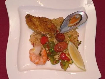 Spanische Paella mit Fleisch und Fisch - Rezept