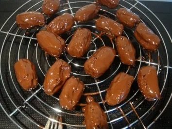 Konfekt: Datteln gefüllt mit Marzipan - Rezept