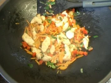 Rezept: Asia-Nudeln mit Hähnchen u. Ei Bild Nr. 3 Asia-Nudeln mit Hähnchen u. Ei - Rezept - Bild Nr. 3