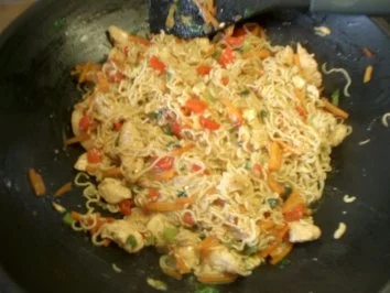 Rezept: Asia-Nudeln mit Hähnchen u. Ei Bild Nr. 4 Asia-Nudeln mit Hähnchen u. Ei - Rezept - Bild Nr. 4