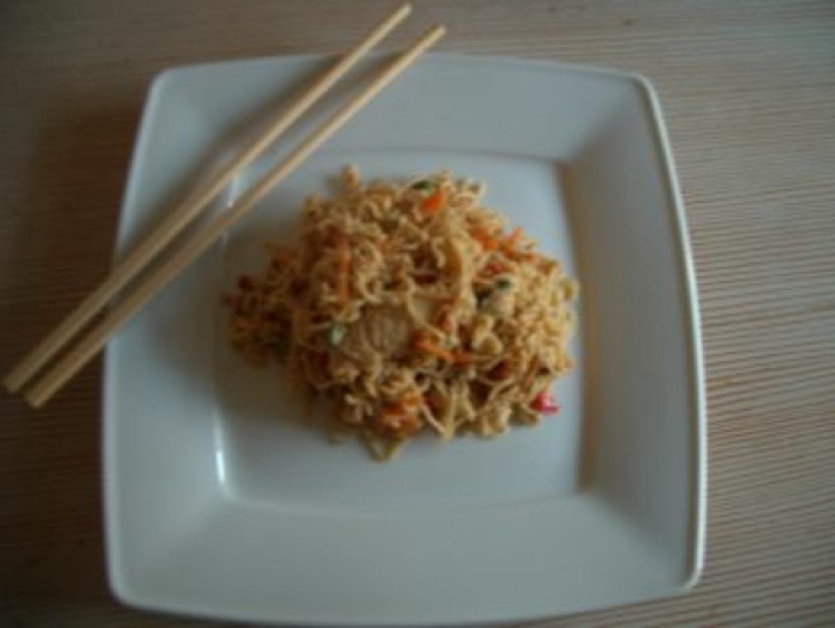 Asia-Nudeln mit Hähnchen u. Ei - Rezept