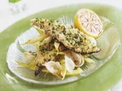 Loup de mer mit Kräuterkruste und gefüllter Strauchtomate auf Sauce Moutarde violette - Rezept