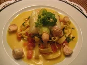 Lauchcanneloni mit Lachsfarcefüllung auf Tomaten - Basilikumnudeln / Safranfenchelsauce - Rezept