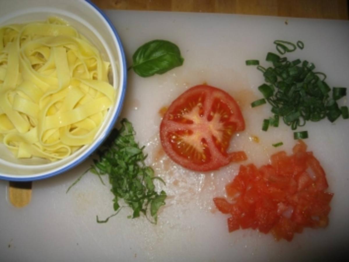 Lauchcanneloni mit Lachsfarcefüllung auf Tomaten - Basilikumnudeln / Safranfenchelsauce - Rezept