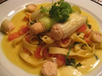 Rezept: Lauchcanneloni mit Lachsfarcefüllung auf Tomaten - Basilikumnudeln / Safranfenchelsauce Lauchcanneloni mit Lachsfarcefüllung auf Tomaten - Basilikumnudeln / Safranfenchelsauce - Rezept