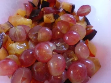 Obstsalat mit Trockenfrüchten - Rezept