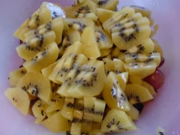 Obstsalat mit Trockenfrüchten - Rezept