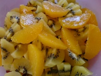 Obstsalat mit Trockenfrüchten - Rezept