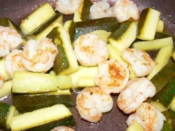 Jasminreis trifft auf Garnelen und Zucchini in einer Limetten-Sahne Sauce - Rezept