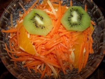 Möhren-Apfelsalat mit Orangenfilets - Rezept